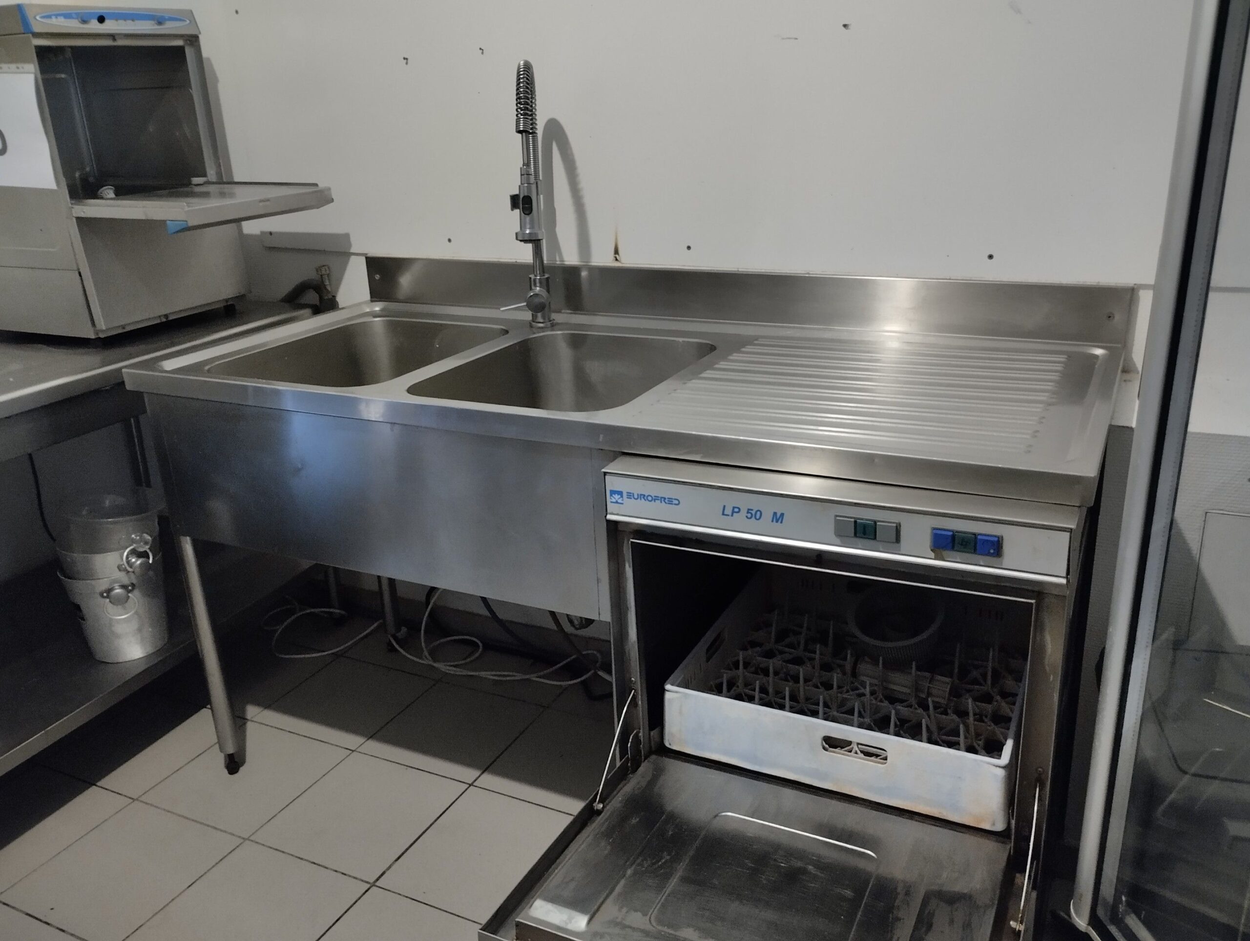 Suite LJ, Matériel et mobilier de restauration