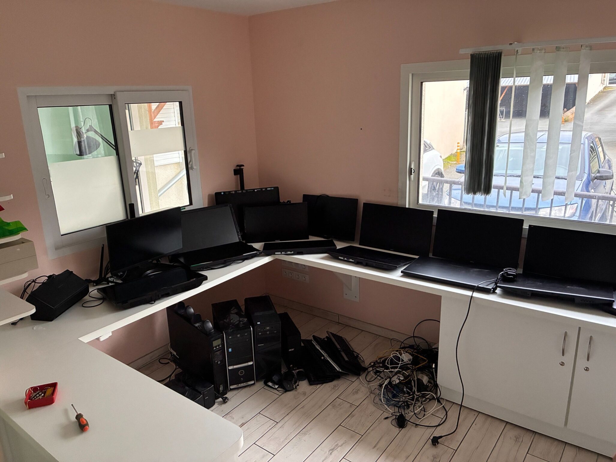 SUITE LIQUIDATION JUDICIAIRE, MATERIEL DE GARAGE, MATERIEL DE RESTAURATION, VEHICULES PARTICULIERS ET UTILITAIRES