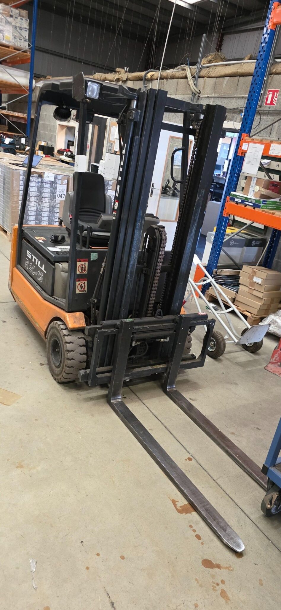 Suite liquidation judiciaire, Stocks de revêtements de sols, colles, chariots, racks et divers